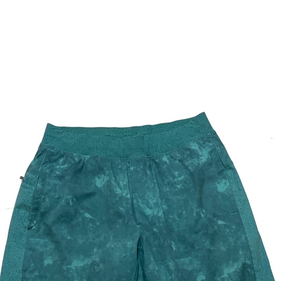 M / Lululemon short - Picture 2 of 5